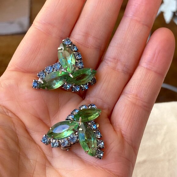 Pretty Blue Green Clip on Earrings Unmarked Vintage Fashion Jewelry - Picture 4 of 4